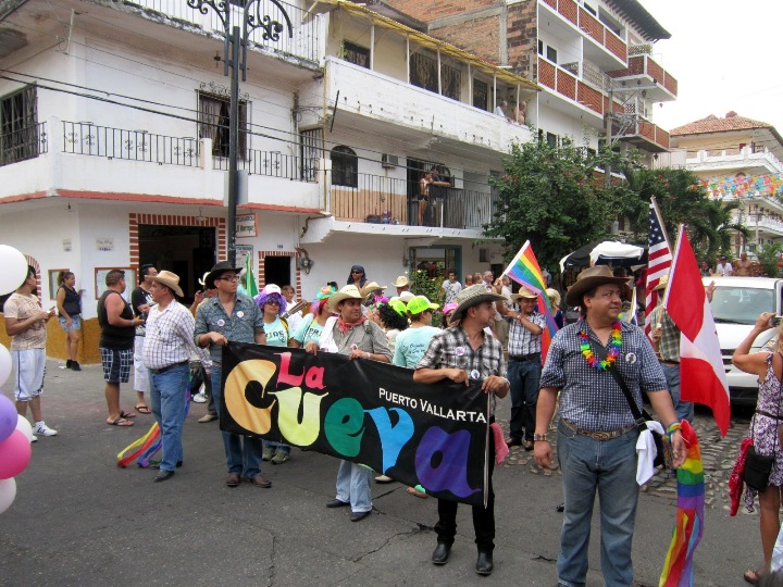 la cueva gay bar puerto vallarta