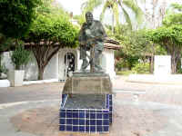 statue of john huston